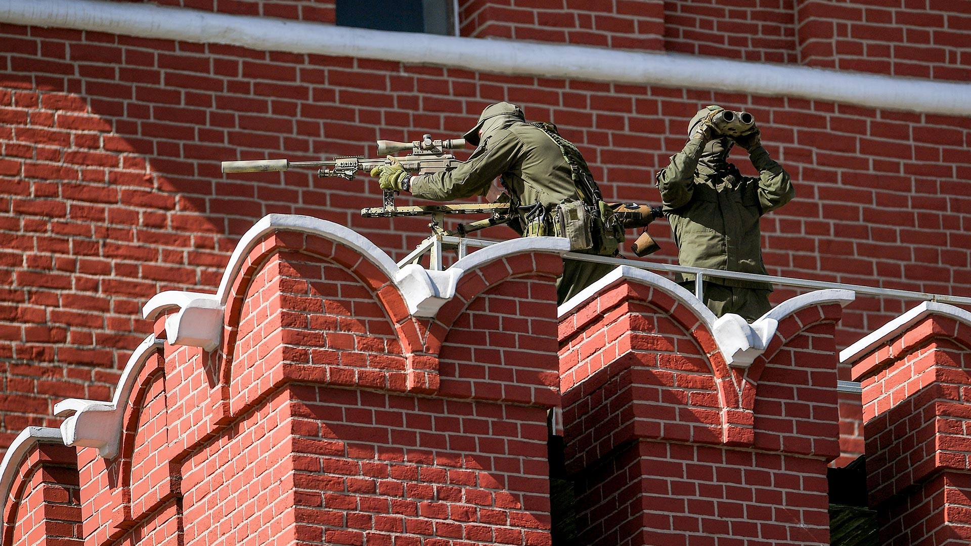 Снайперисти по стените на Московския Кремъл преди началото на военния парад.
