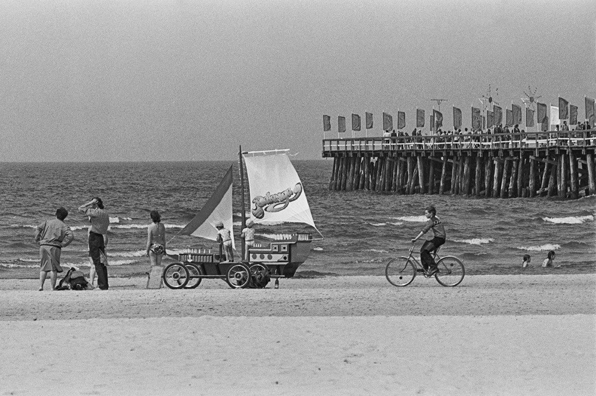 Palanga. 13. avgust 1986. Meščani v času dopusta ob morski obali.
