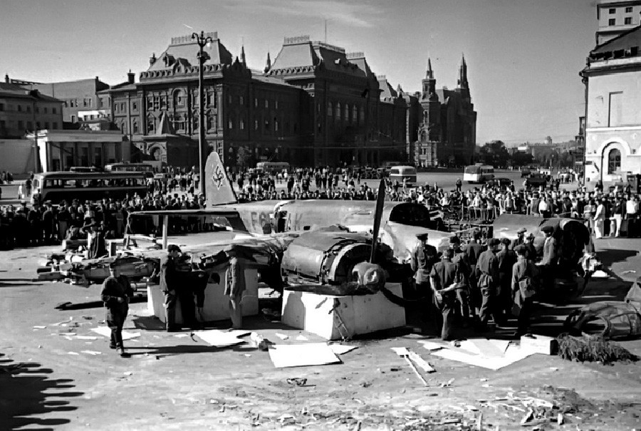 Немецкий самолет, упавший прямо у Исторического музея