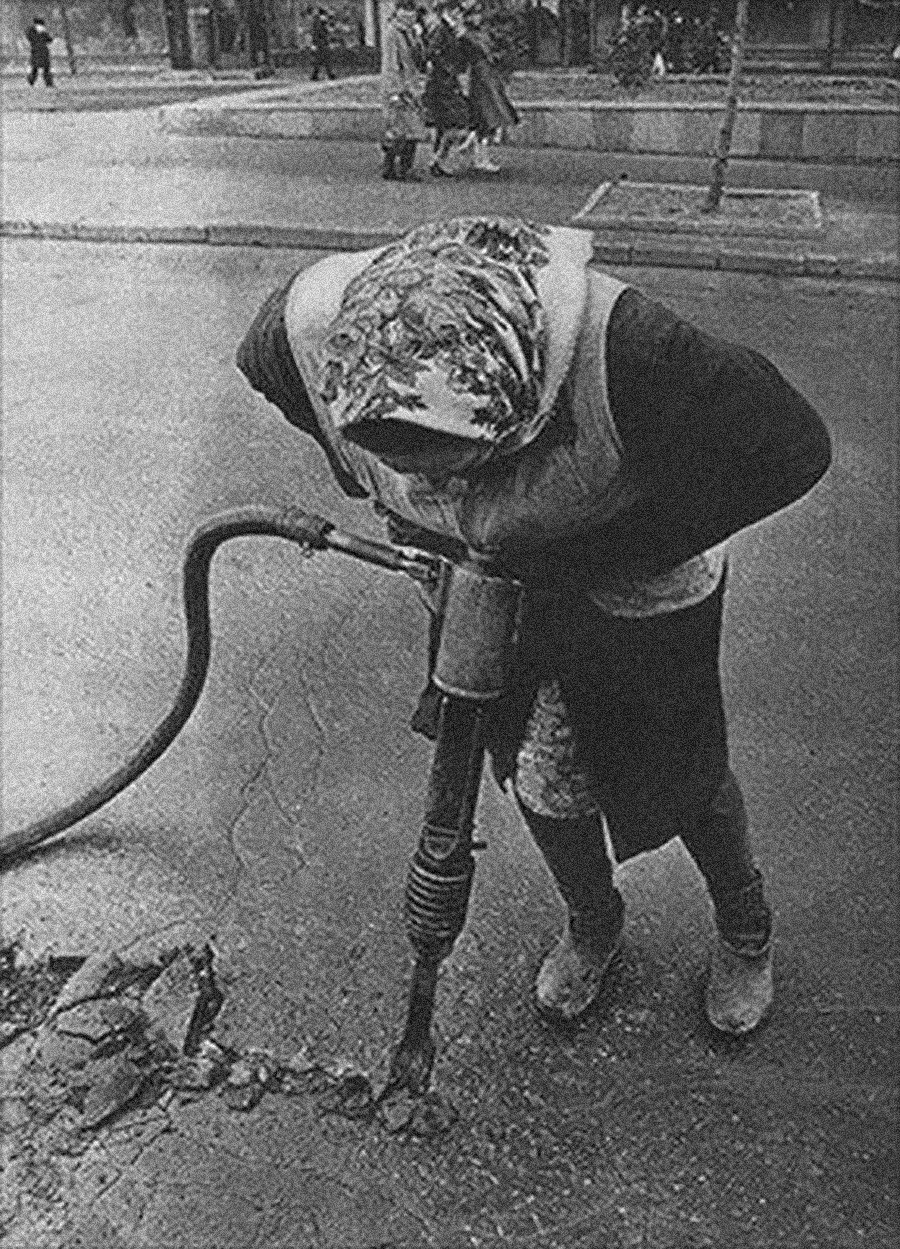 ‘Bábushka’ soviética haciendo obras en la carretera