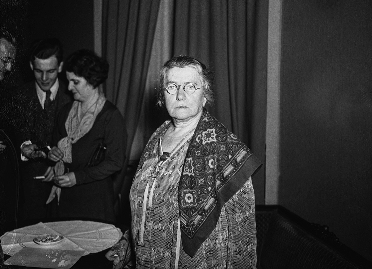Emma Goldman, nekada jedna od najopasnijih liderica radikalnog pokreta, sada (15 godina poslije deportacije) radosna što se vratila u SAD i zahvalna predsjedniku Rooseveltu za dozvolu da boravi u Americi 90 dana. Fotografija je napravljena 2. veljače 1934., kada je Goldman doputovala u New York.
