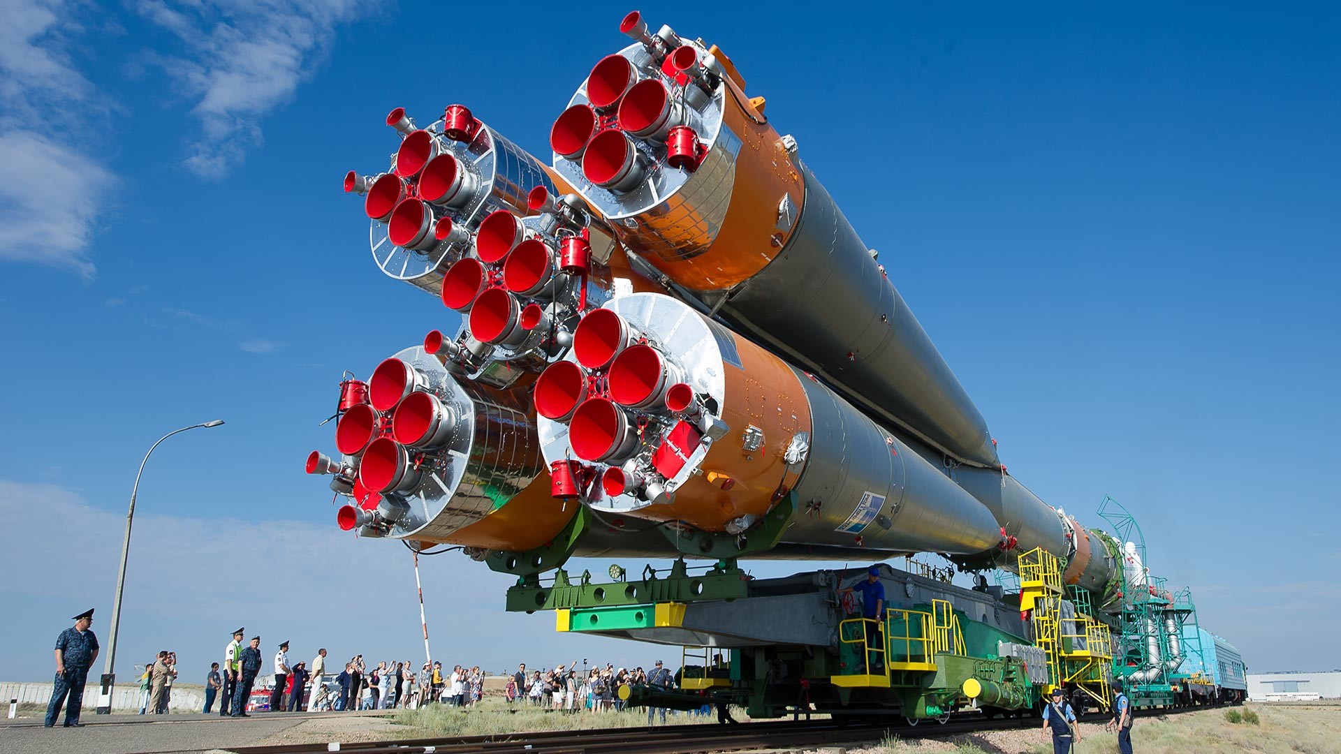 Transport nosilne rakete Sojuz FG z ladjo Sojuz MS v kozmodromu Bajkonur
