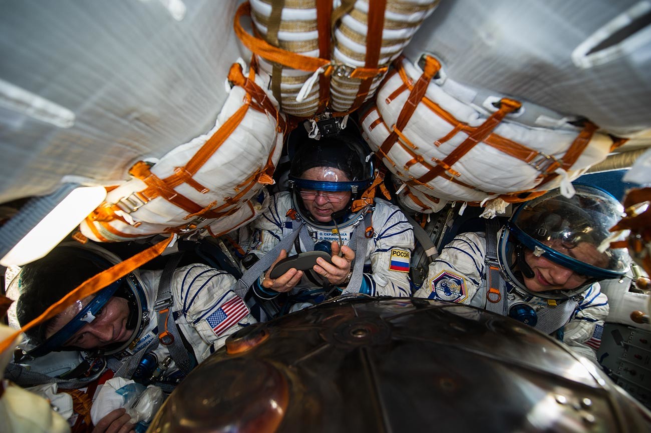 Posadka v sojuzu za MVP (z leve proti desni) Andrew Morgan (NASA), Oleg Skripočka (Roskosmos) in Jessica Meir (NASA)