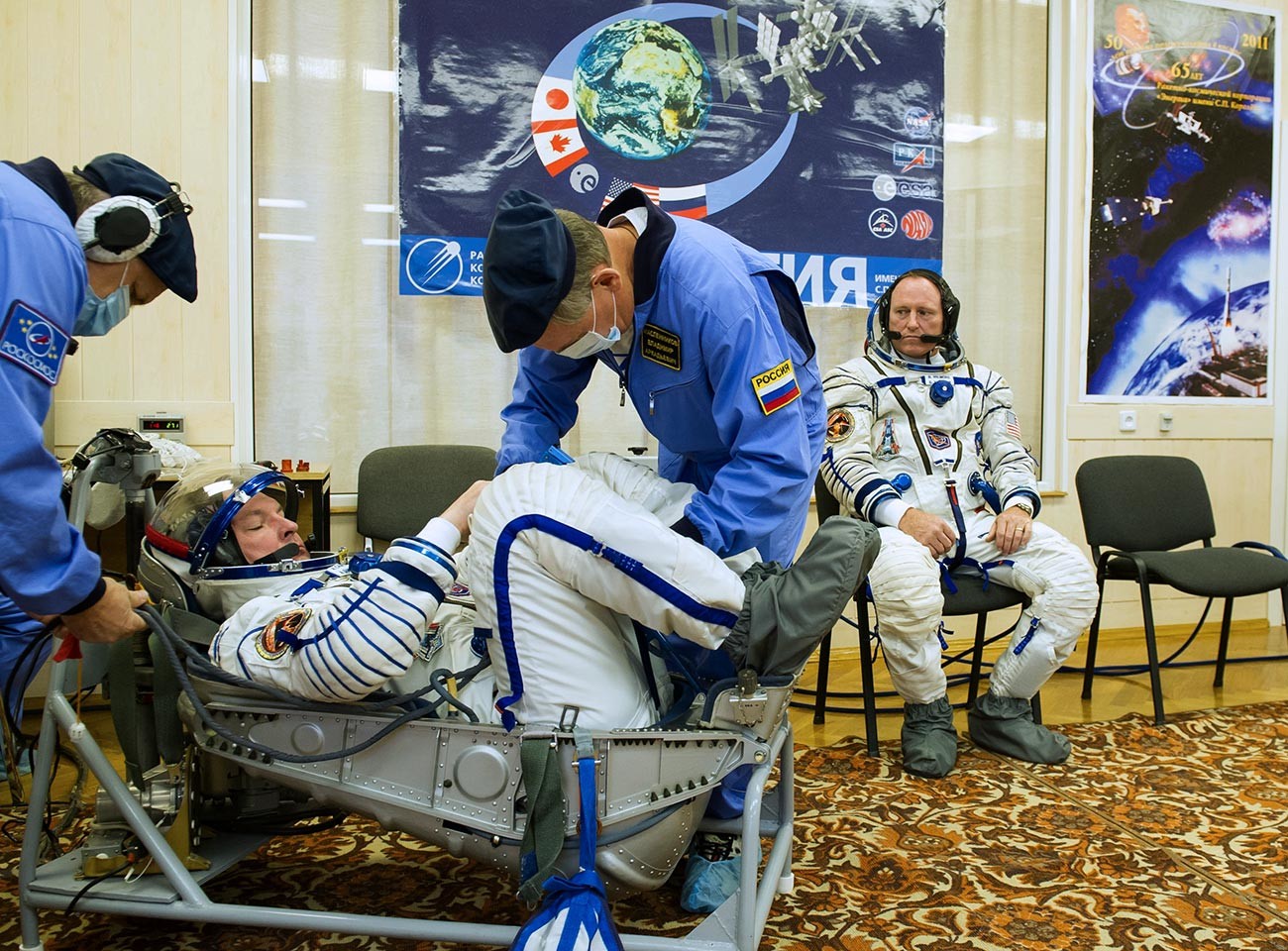 Posadka Sojuza TMA-14M v sestavi Aleksander Samokutjajev (levo, Roskosmos) in Barry Wilmore (desno, NASA) med pomerjanjem skafandrov