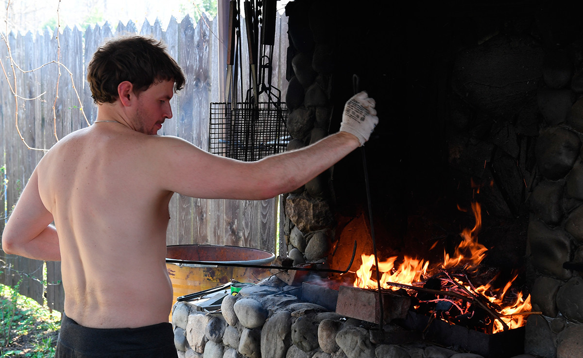 Preparar el 'shashlik' suele ser un oficio masculino.