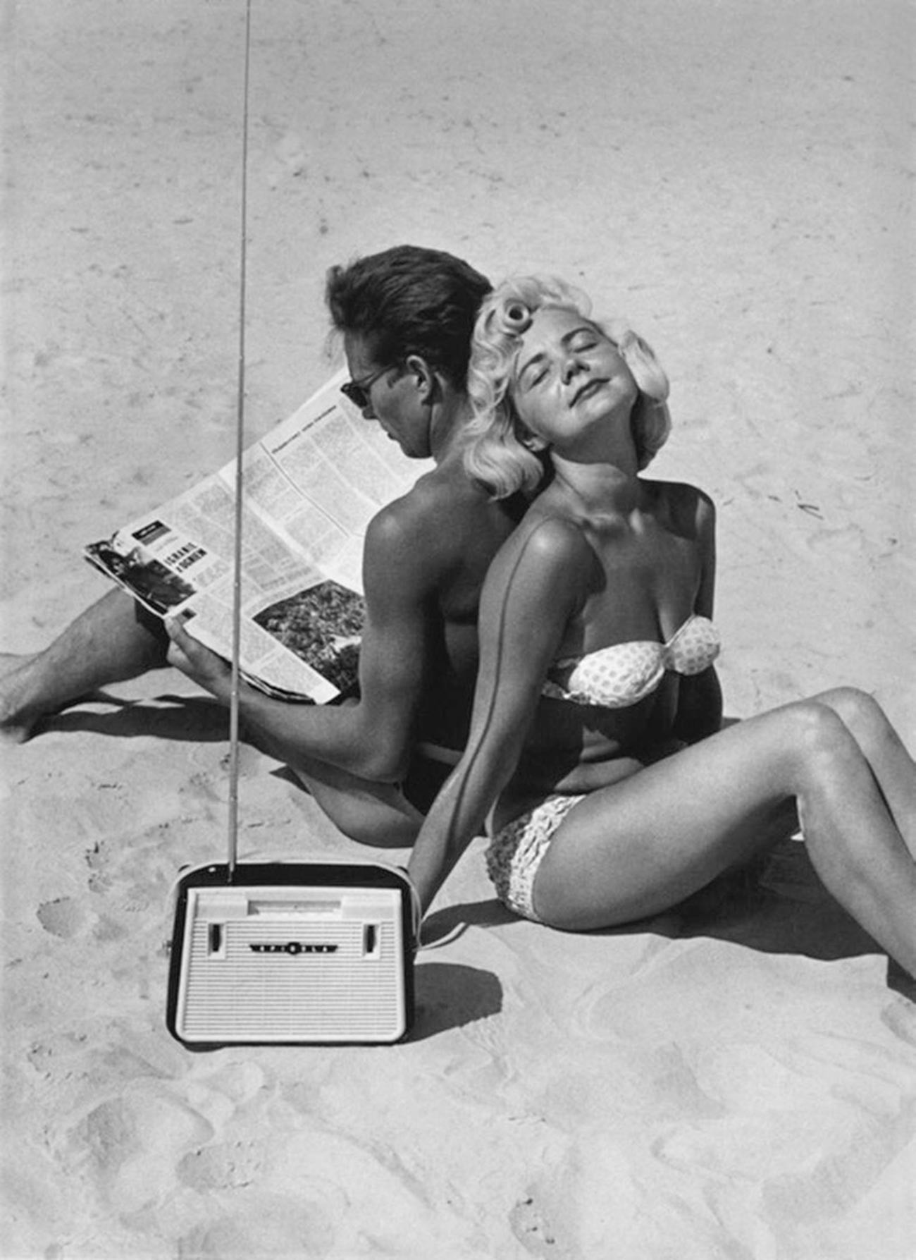 Il primo modello di radiolina “Spidola” sulla spiaggia di Yurmala (oggi Lettonia), 1960