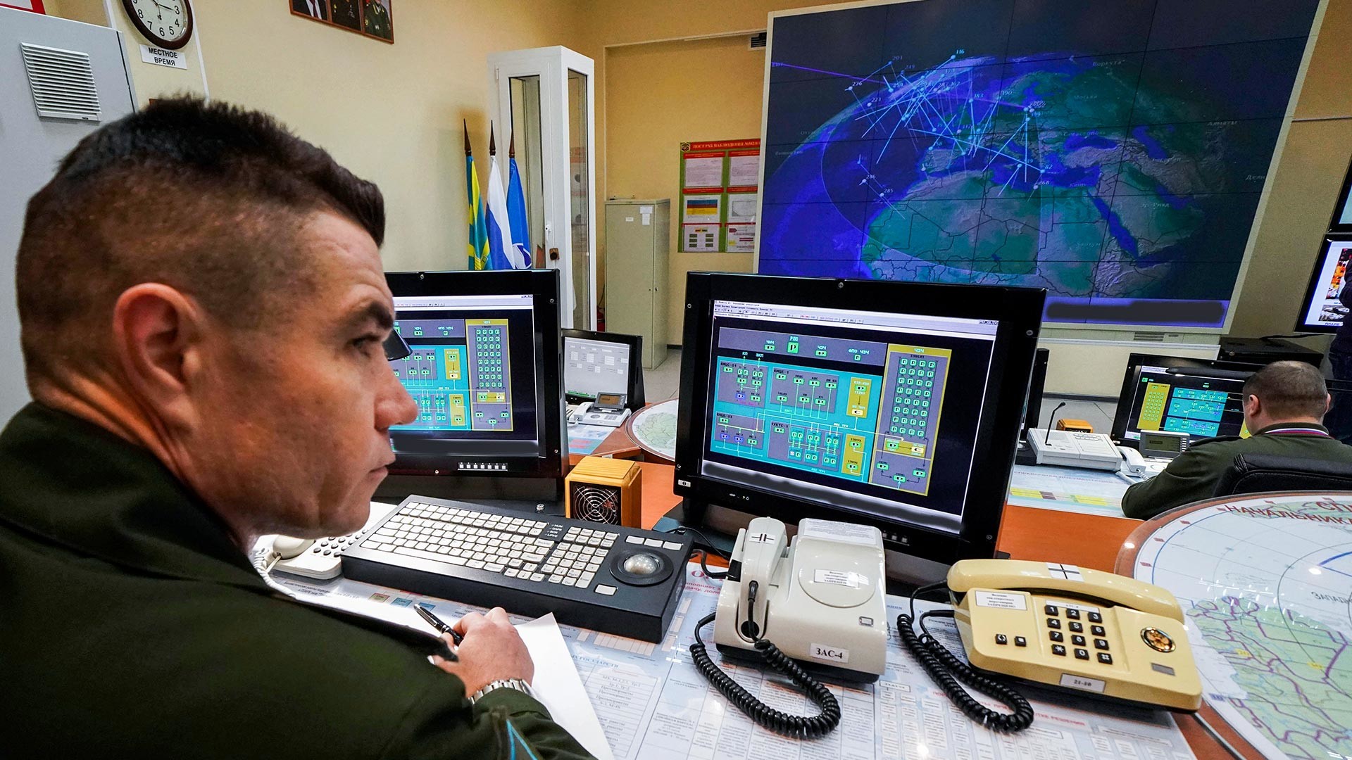 Soldados en servicio de combate en la estación de radar 