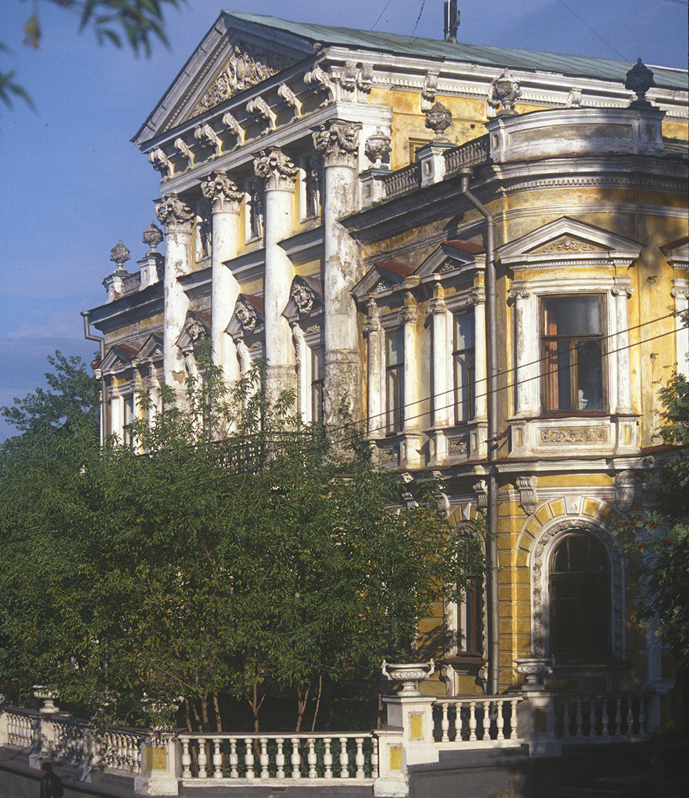Meshkov House, main facade. August 23, 1999 
