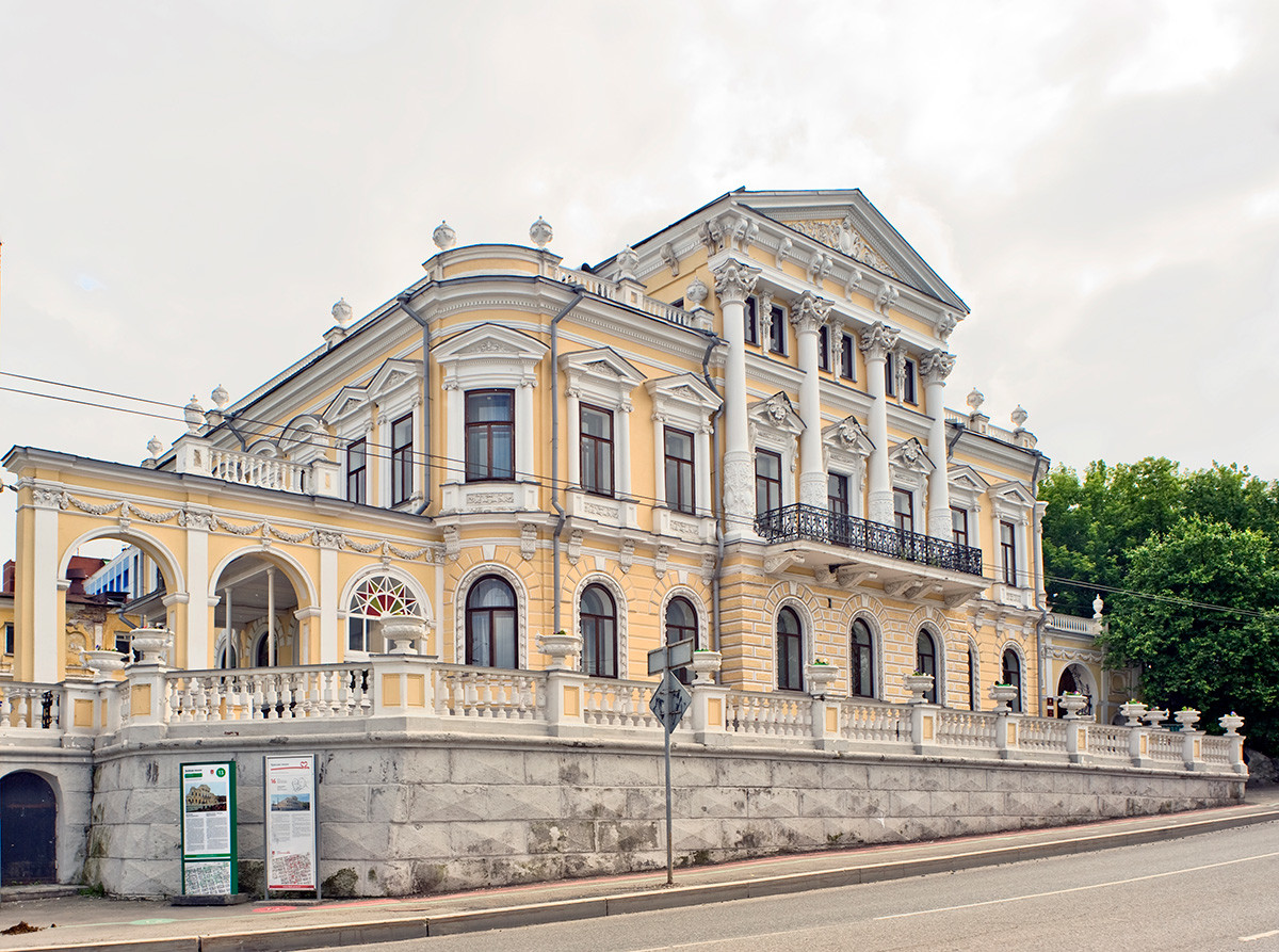Meshkov House, view from Monastery (formerly Ordzhonikidze) Street. June 15, 2014 