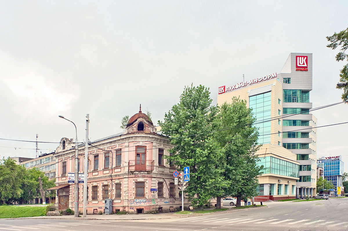 Perm old & new. Late 19th-century house, Monastery Street 83. Right: Lukoil Building. June 15, 2014