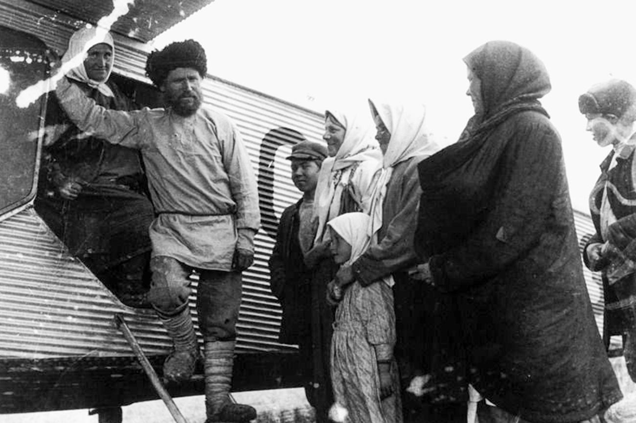 Радници-ударници совјетског колхоза после лета авионом агитационе ескадриле „Максим Горки“.