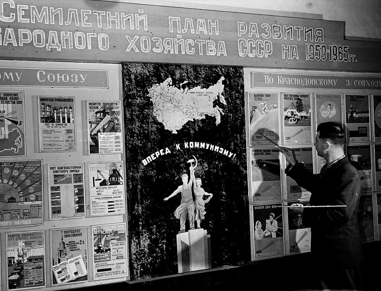 Der Mähdrescherfahrer Fjodor Frolow studiert den Siebenjahresplan zur landwirtschaftlichen Entwicklung im Gemeindezentrum Krasnodonski Sowchos in Kasachstan, 1959