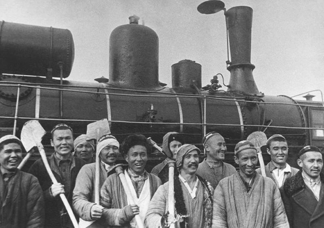 Kollektivbauern aus der Region Taschkent machten sich auf den Weg zur Baustelle des Maschinenbauwerks Tschirtschiq, eines Industriewerks, in dem alles produziert wurde, von Bomben bis zu Traktoren, 1930er Jahre.
