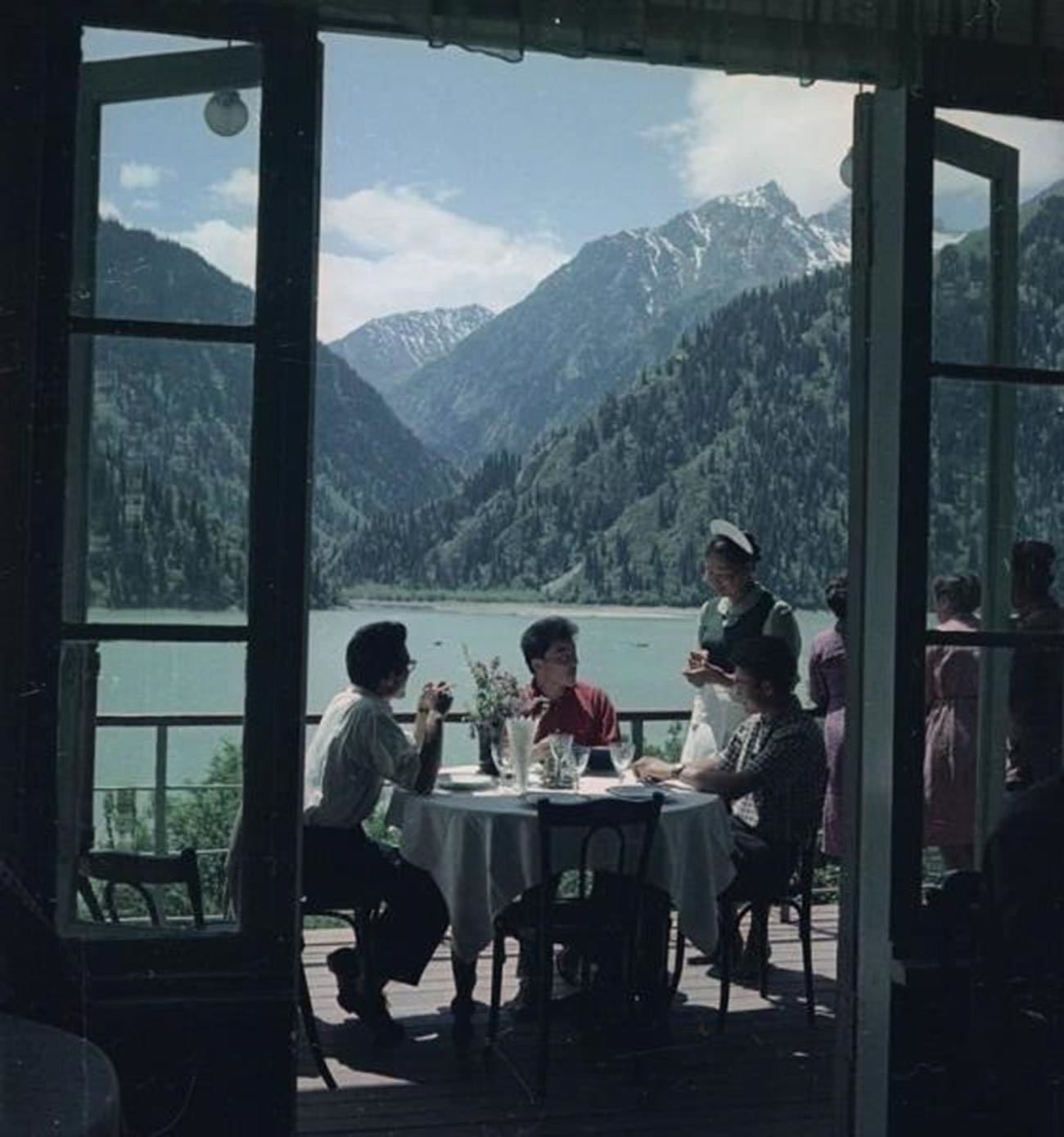 Auf einem Restaurantbalkon. Yssykköl-See, Kasachische SSR, 1961