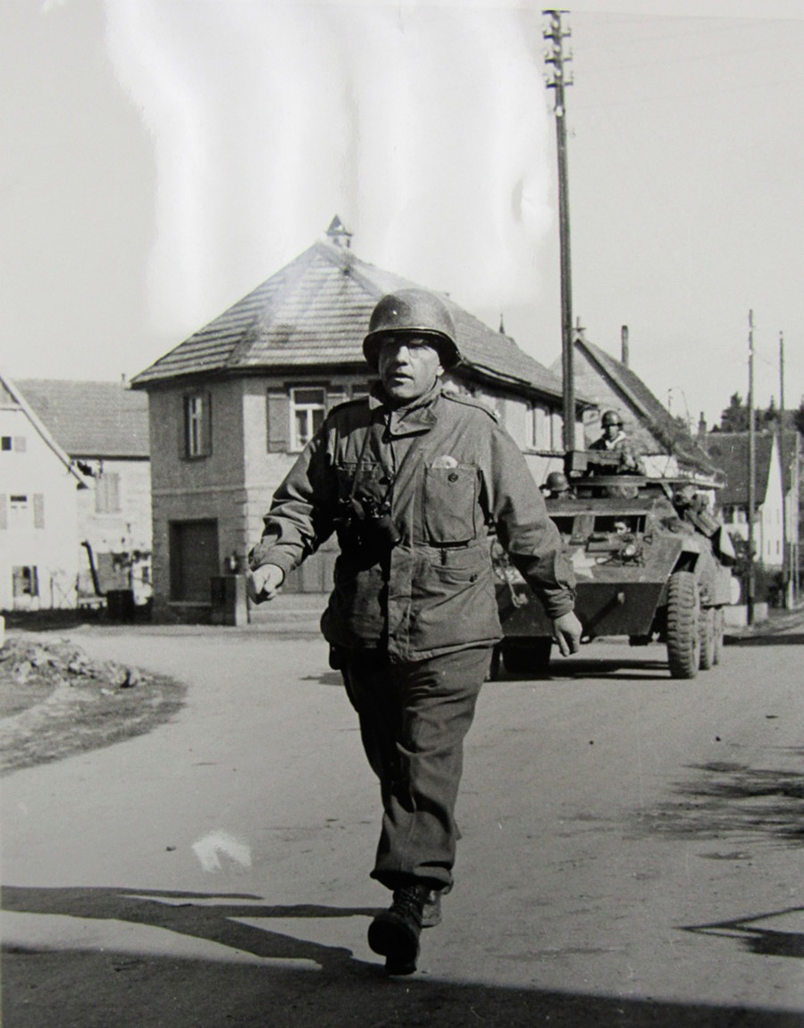 Борис Паш приема капитулацията на Танхайм, 1945 г.