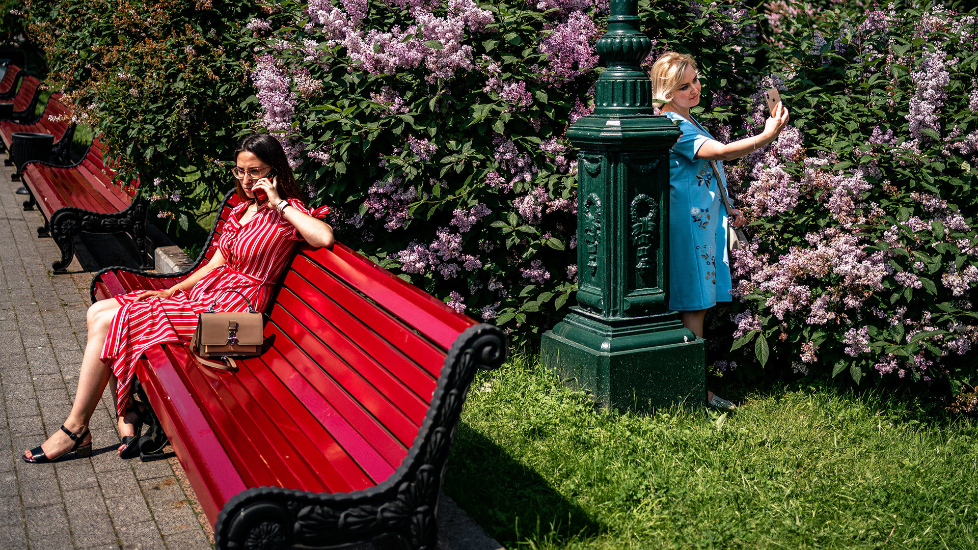 Para perempuan tampak menikmati hari yang hangat dan cerah di sebuah taman di pusat kota, Selasa (9/6), pada hari pertama setelah Moskow mencabut aturan swakarantina demi memutus raiat penyebaran COVID-19 yang disebabkan virus corona.