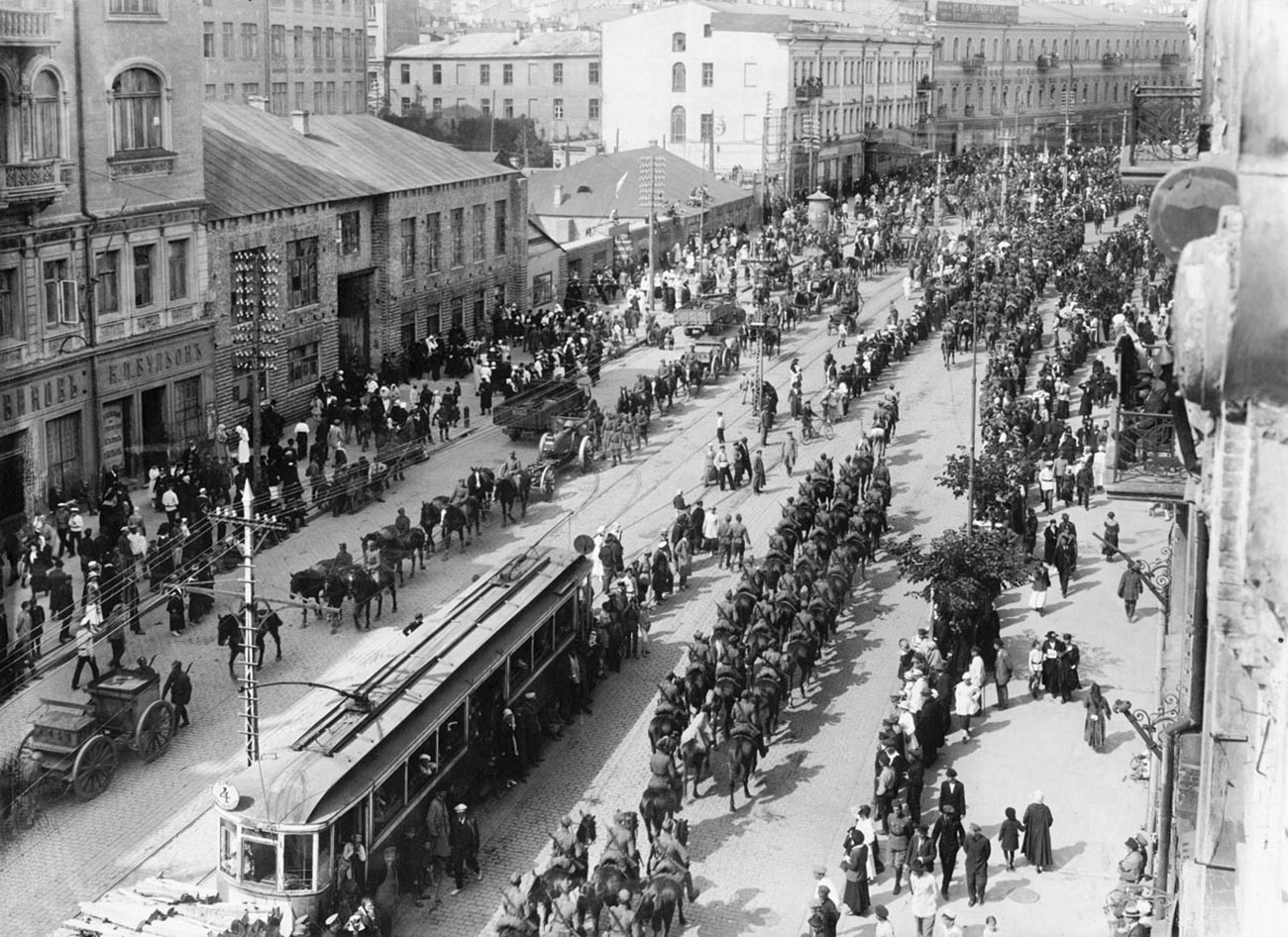 Польско-украинские войска вступают в Киев, 1920.