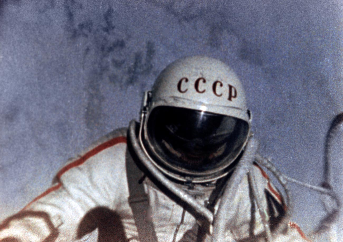 Космонавтът Алексей Леонов в открития космос. 18 март 1965 г.