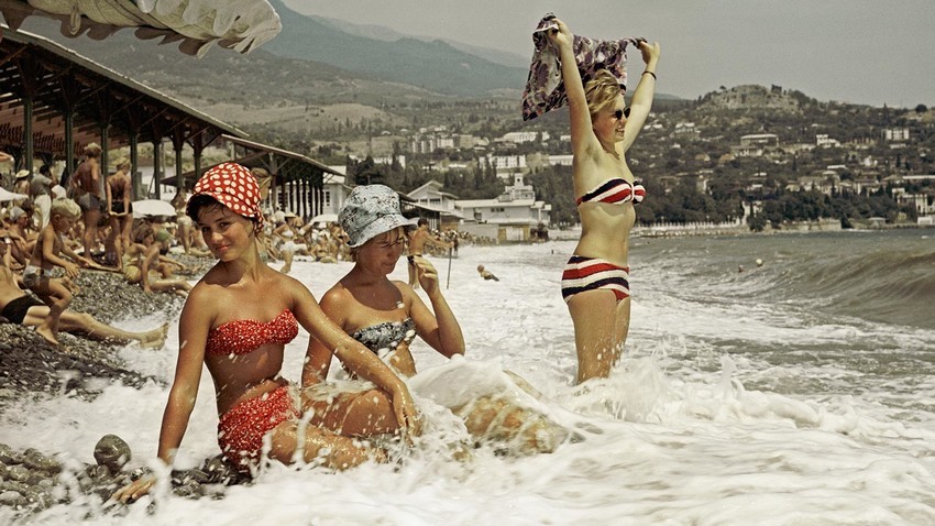 Costa do Mar Negro, na Crimeia. Férias na praia Gurzuf, 1963.

