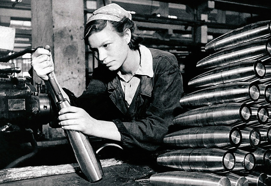 A trabalhadora-modelo A.M. Mariachina na fábrica de armamentos.