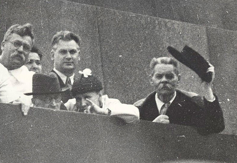 ロマン・ロラン（左から2人目、帽子をかぶっている人）とマクシム・ゴーリキー（右）
