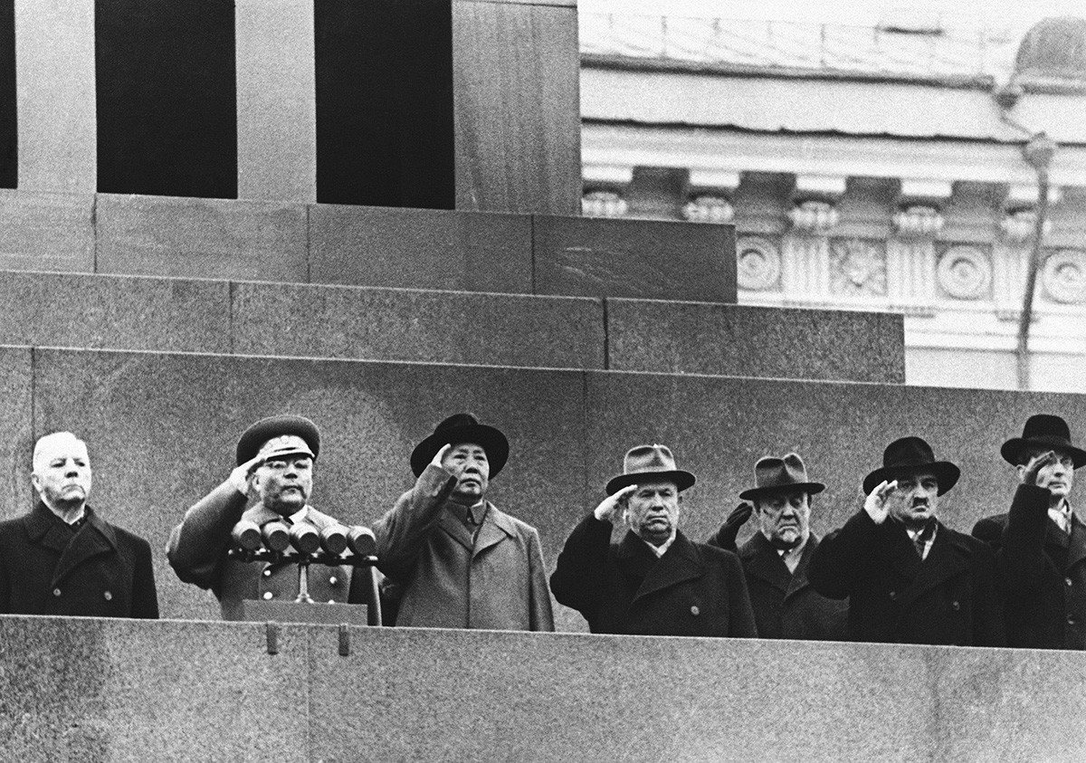 毛沢東とニキータ・フルシチョフ（左から３人目と４人目）
