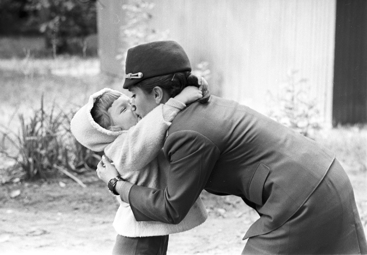 Инспектор ОРУД ГАИ Эра Кузнецова со своей дочерью, Рига 1973 г.