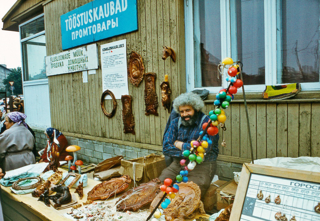 Продавец разной всячины в Таллине, 1987.