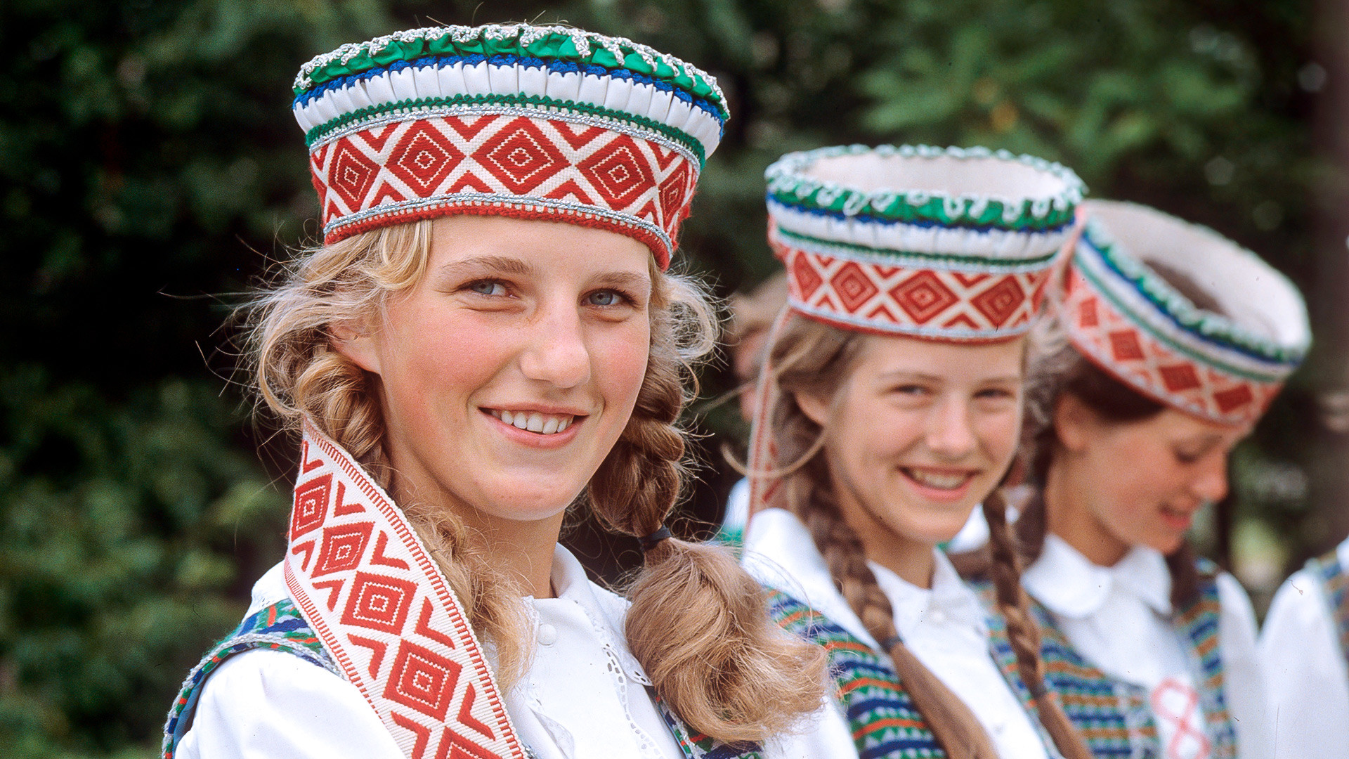 Литовские девушки в национальных костюмах, 1984 г.