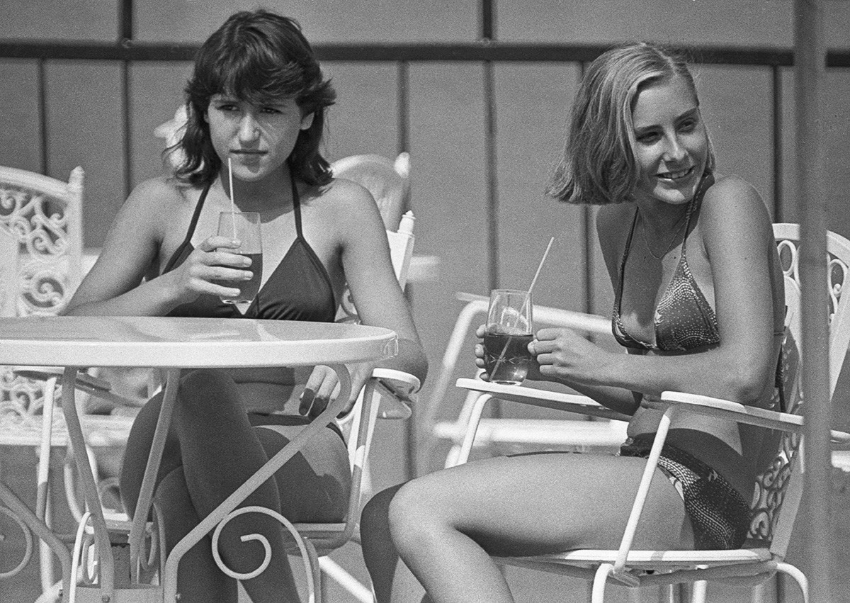 Holidaymakers socialize in the Juras Perle outdoor cafe in Jurmala, 1983.