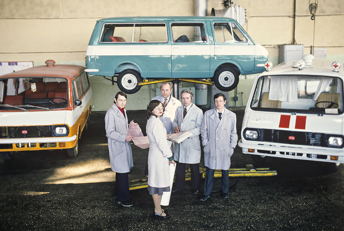 Un groupe de spécialiste-constructeurs ayant participé à la production de voitures pour les Jeux olympiques de 1980 à Moscou. Usine automobile de Riga, Lettonie
