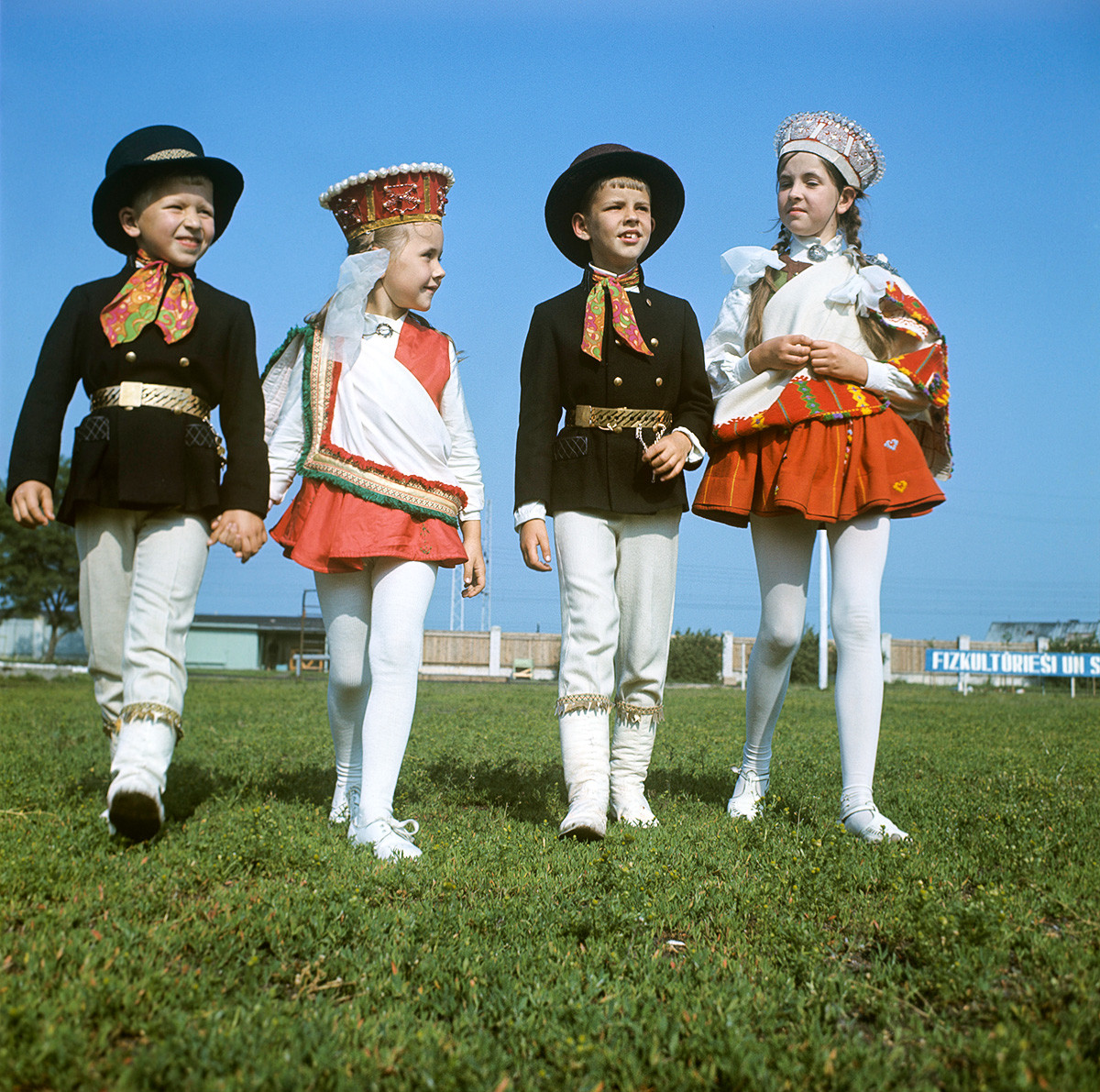 Participants d’une fête folklorique lettonne