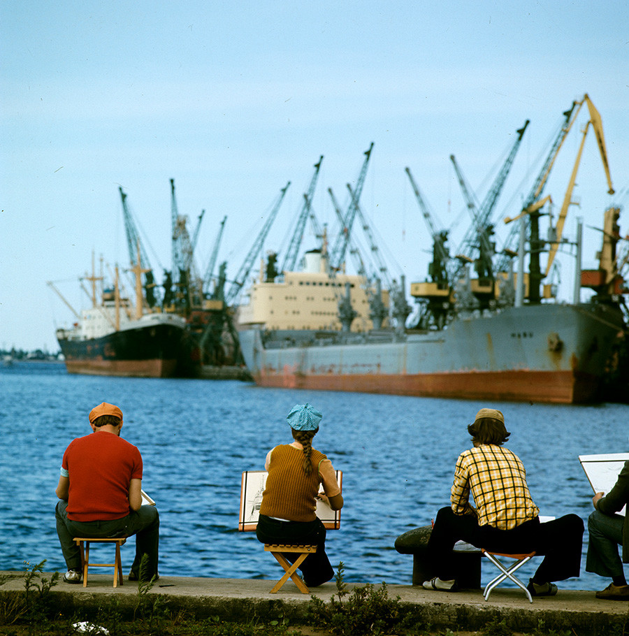 Des peintres en étude dans le port de Riga