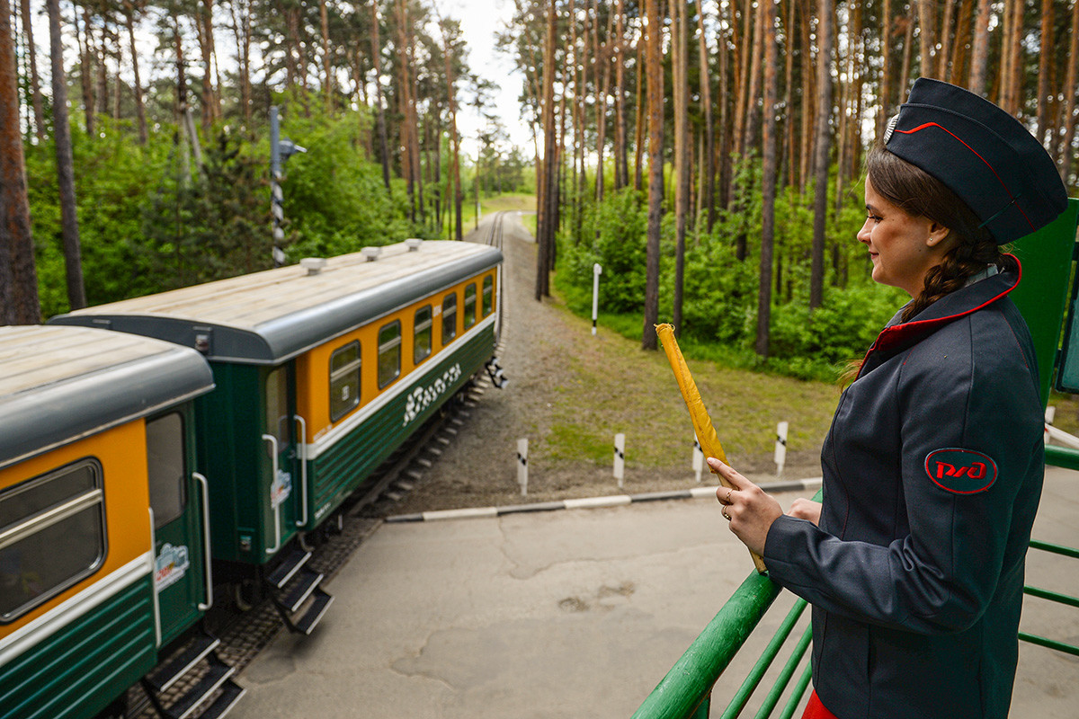 Vlak Otroške železnice v Novosibirsku na dan otvoritve sezone potniškega prometa.

