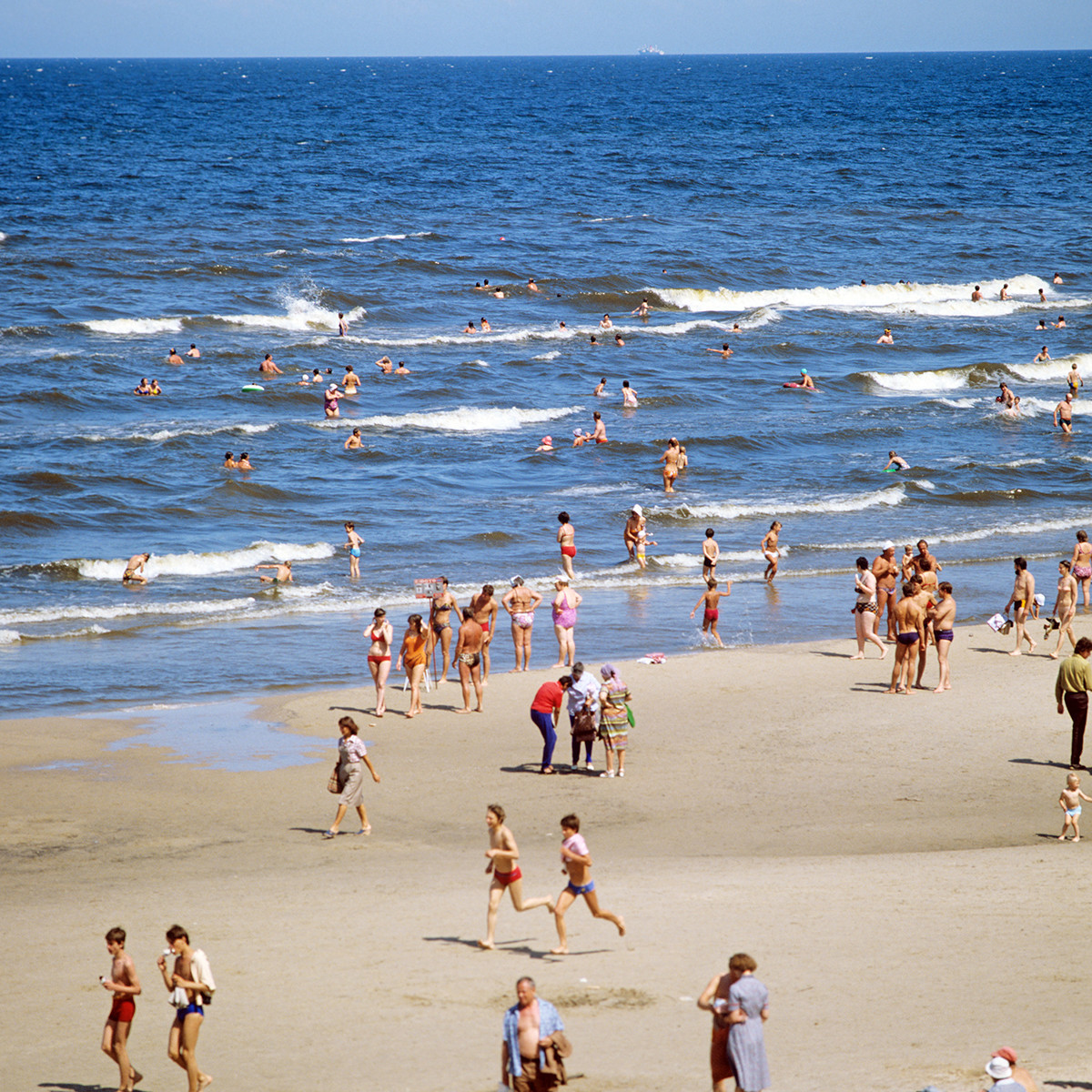Jurmala, 1984. Turisti na mestni plaži.