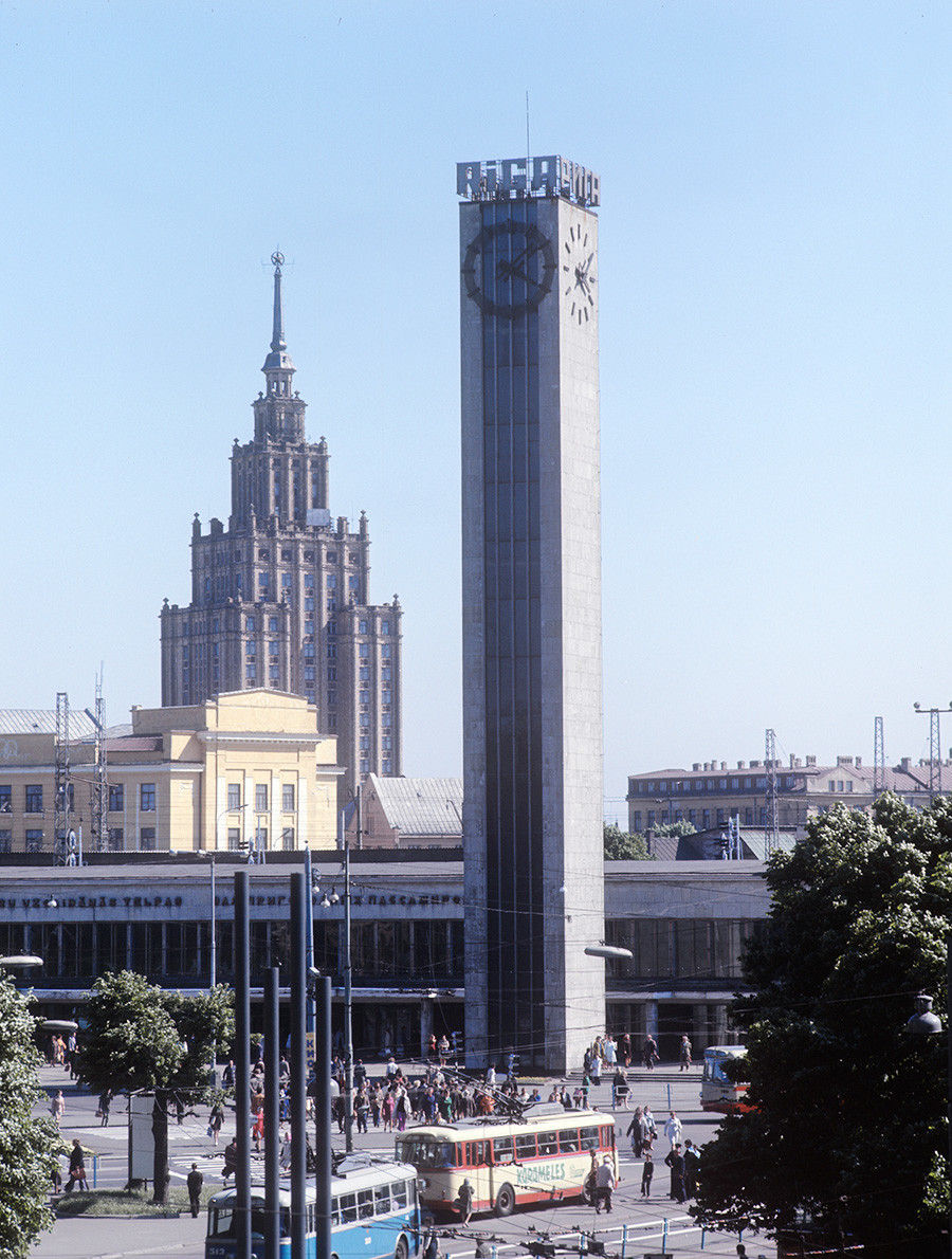 Riga, pogled na trg železniške postaje.
