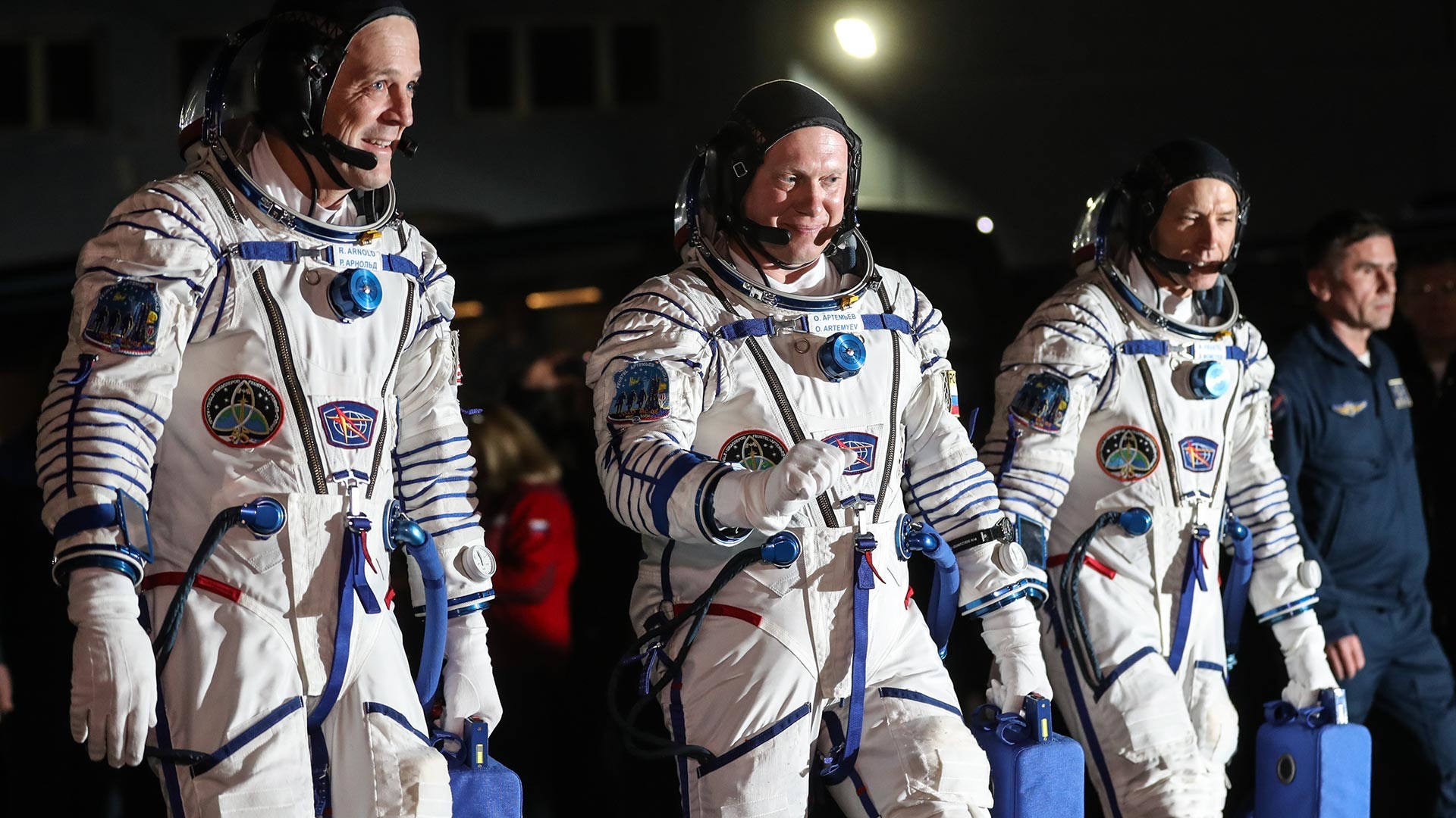 L'expédition 55/56 de l'équipage permanent de la Station spatiale internationale. L'astronaute américain Richard R. Arnold, le cosmonaute Oleg Artemyev et l'astronaute américain Andrew Feustel (de gauche à droite).