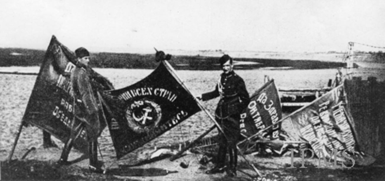 Полски войници със съветски знамена след битката при Варшава