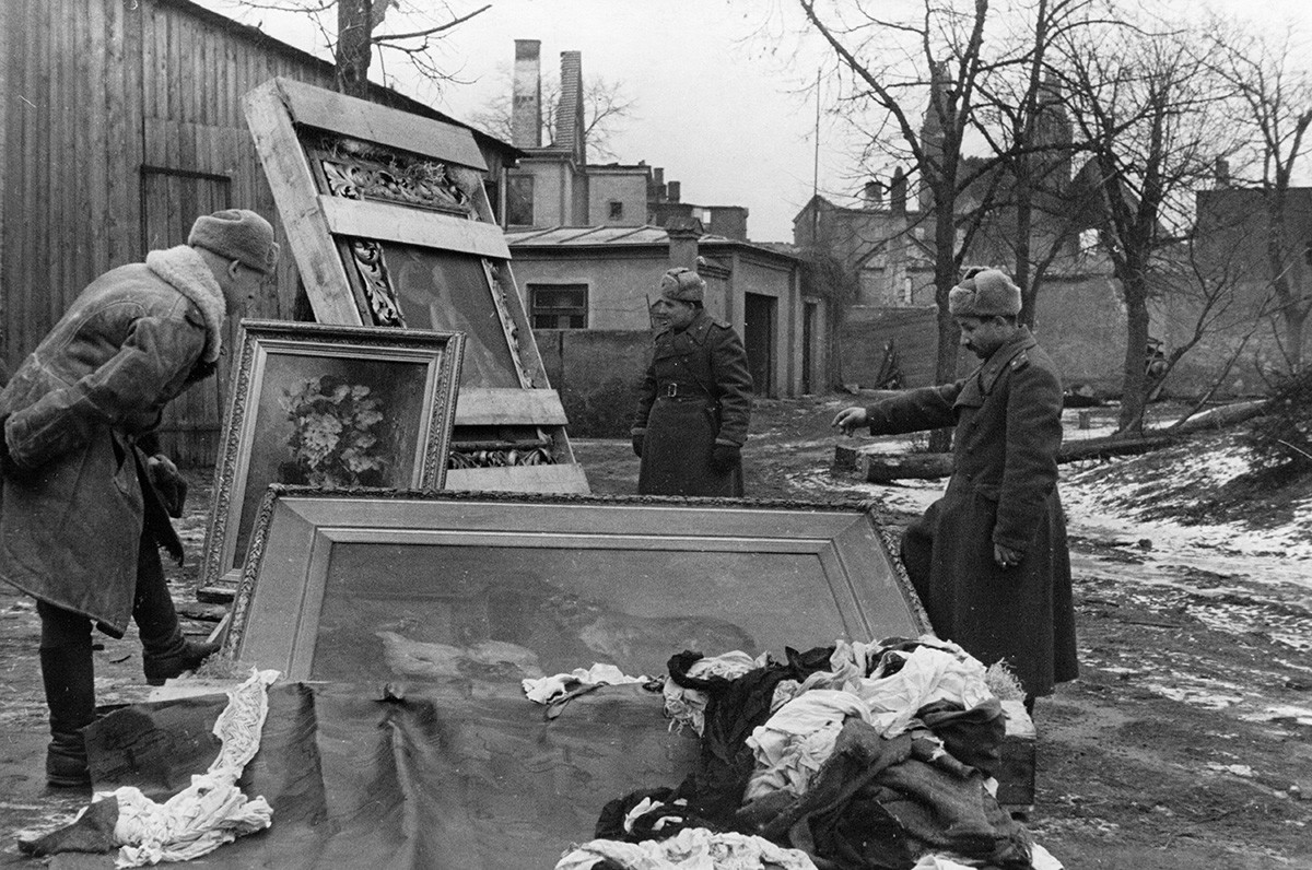 Soldati dell'Armata Rossa con i dipinti rubati dai tedeschi e recuperati al Palazzo di Peterhof, 1945