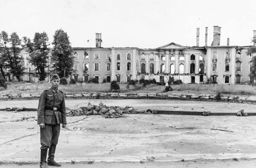 Un soldato tedesco in posa davanti al Gran Palazzo di Peterhof, 1943