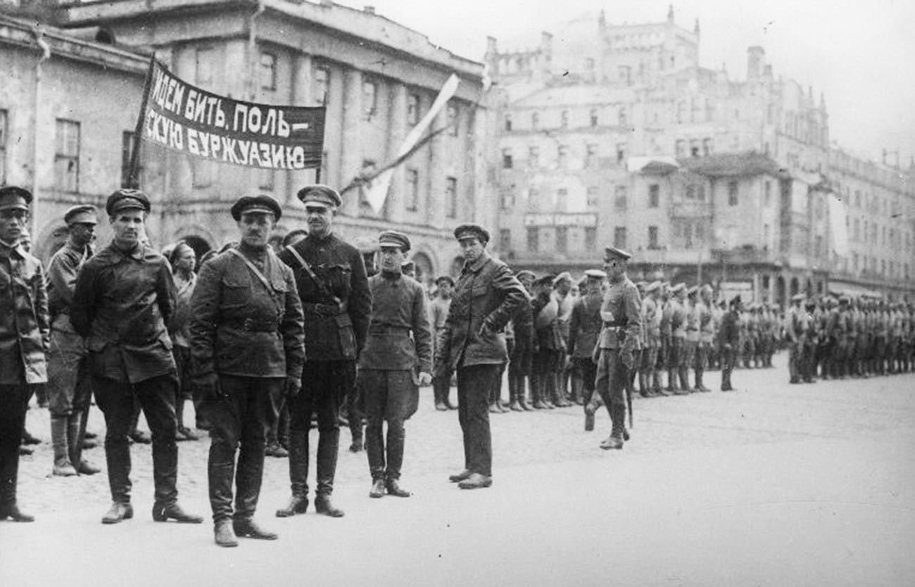 Transparent: »Gremo tepst poljsko buržoazijo.« Vojaki Rdeče armade pred odhodom na zahodno fronto.
