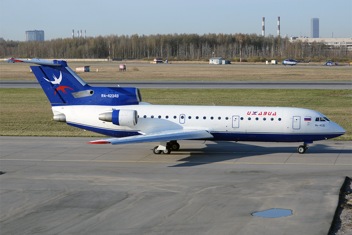 Јак-42 компаније „Ижавиа“ на аеродрому Пулково.