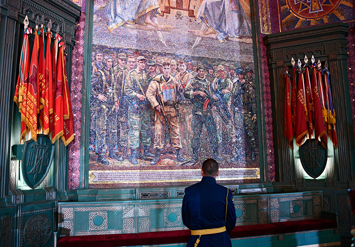 Војник испред паноа са мозаиком у главном храму Оружаних снага РФ у парку Патриот у Московској области.