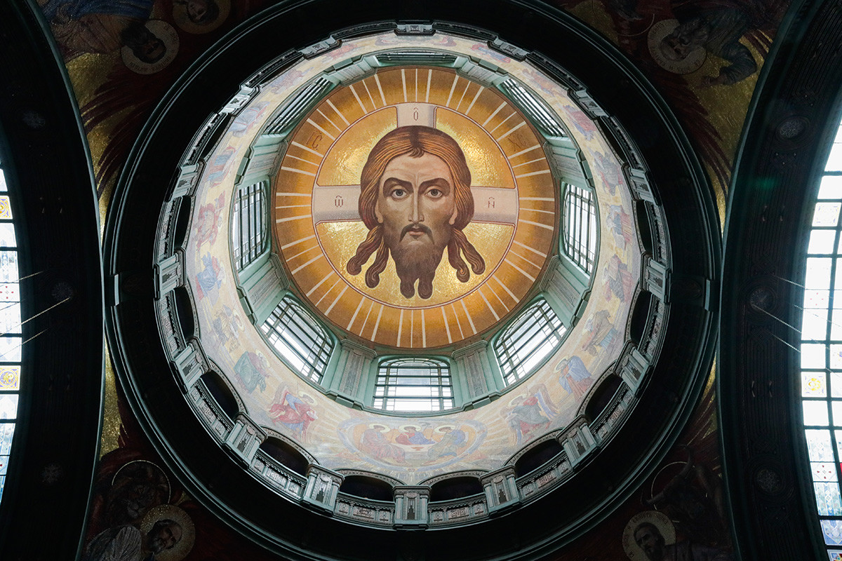 Podoba Svetega Mandiliona v osrednji kupoli - največji prikaz lika Jezusa Kristusa v mozaiku