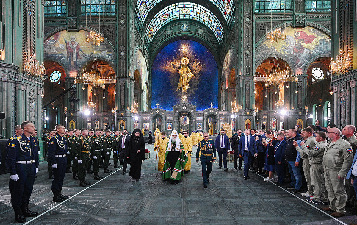 Московският патриарх Кирил (в центъра) и руският министър на отбраната Сергей Шойгу (вдясно) по време на церемонията по освещаването на основната църква на руските въоръжени сили в парка 