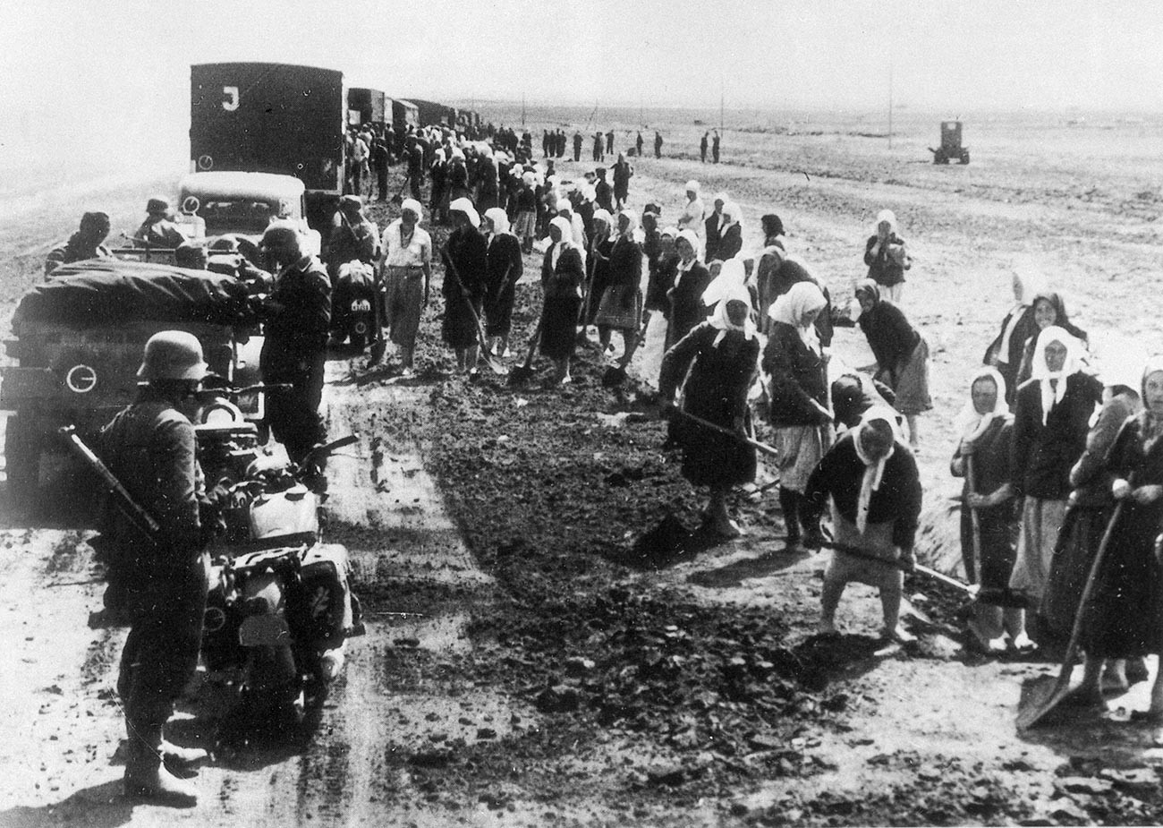 Cоветские граждане на дорожных работах под надзором немецких солдат.