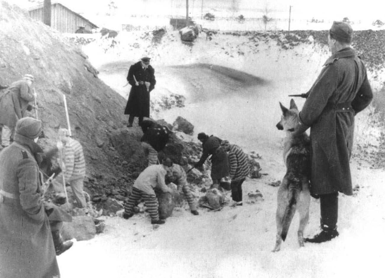 Советские военнопленные на работах.