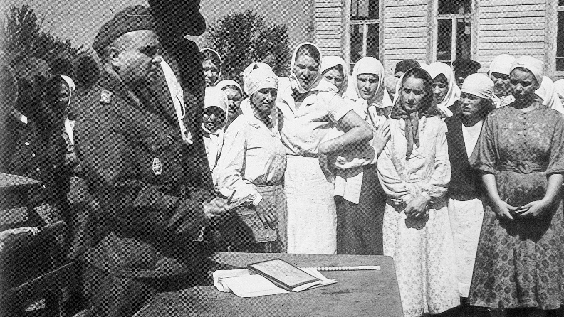 Регистрация населения оккупированной украинской деревни представителями Вермахта летом 1942 года во время Великой Отечественной войны.