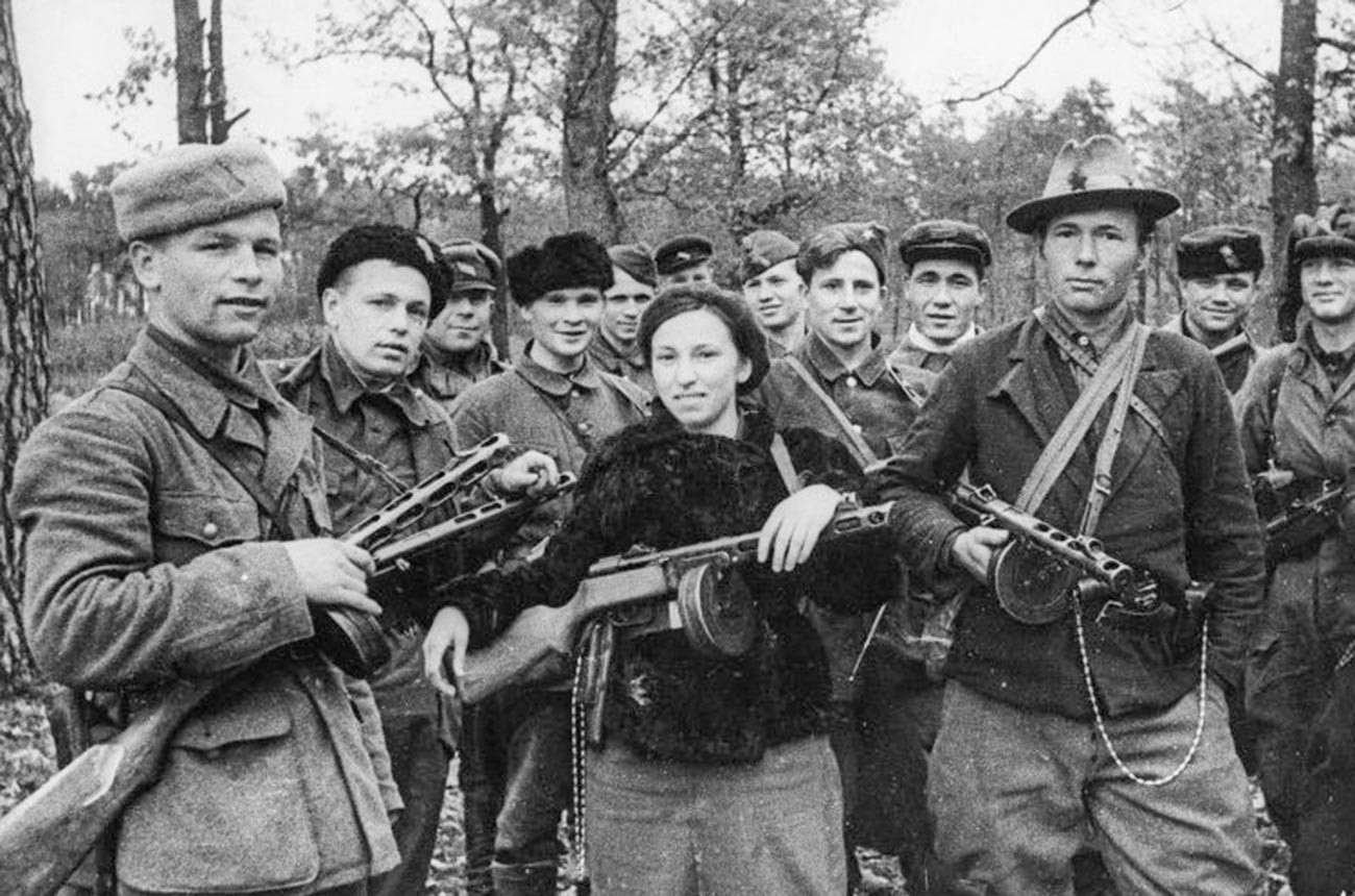 Група комсомолски партизани, които се отличават в битки зад вражеските линии. В центъра - Варвара Вирвич