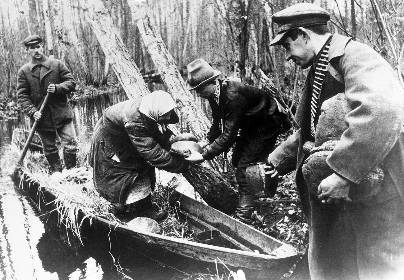 Мештани дотурају намирнице партизанима у шумама Белорусије.

